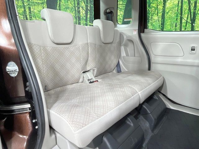 後部座席も気になるようなキズ・汚れやへたり等、大きなダメージはなく、良好な状態です。