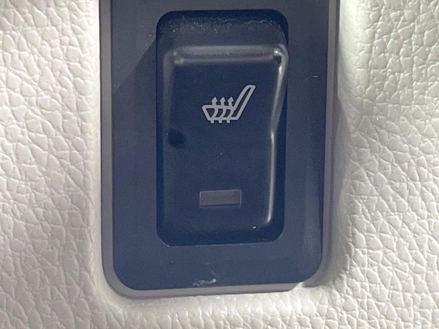 【シートヒーター】寒い日に重宝するシートヒーター！エアコンより早く温まってくれるので寒がりの人も安心ですね♪エアコンの温風は乾燥するから苦手、という方にもをおすすめです。