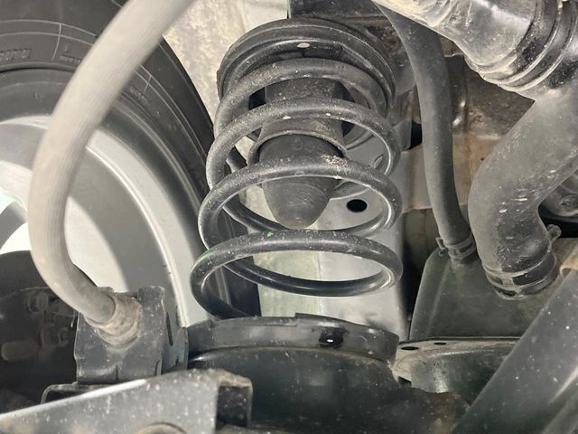 お車を安心してお乗りいただく為には、足回りの定期点検が欠かせません。サービスサポート（有償保証）では無料点検もご提供しており、安心のカーライフをお過ごしいただけるサポート体制が整っています。