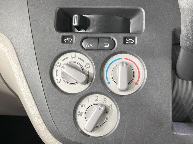 寒い冬も暑い夏も全席に快適な空調を届けてくれる、ダイヤル式エアコンを装備♪