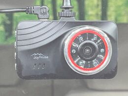 【ドライブレコーダー】安心・安全なカーライフに必須のドライブレコーダーを装備！走行中はもちろん、あおり運転や事故に遭遇した際の状況も映像で記録し、万一のリスクに備えます。