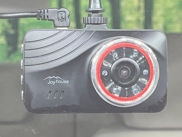 【ドライブレコーダー】安心・安全なカーライフに必須のドライブレコーダーを装備！走行中はもちろん、あおり運転や事故に遭遇した際の状況も映像で記録し、万一のリスクに備えます。