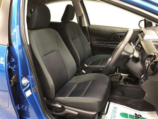 フロントシートには座面が長くシートバックを高くしたゆったりサイズのシートを採用！座り心地にも気を配っています！