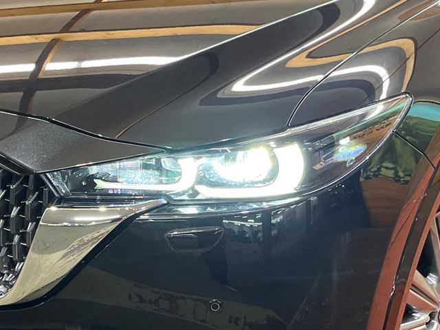 【LEDヘッドライト】悪天候や夜間走行時も良好な視界を確保し安心して運転できる高輝度LEDヘッドライトを装備！点灯速度が早く、消費電力も抑えられています。