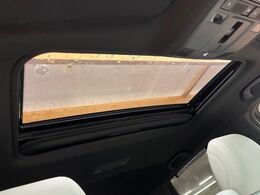 【サンルーフ】開放感たっぷりの希少装備、サンルーフが装着されています！車内に明かりを取り入れたり景色を楽しむ以外にも、車内の空気も簡単に換気できて快適です！