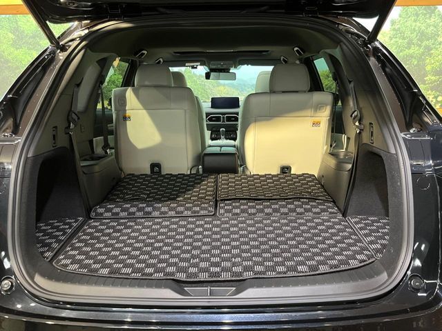 後席を格納すると、これだけの広さが！シーンに合わせたシートアレンジで、大きな荷物も積むことが出来ます♪