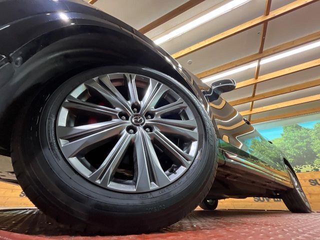【純正19インチアルミホイール】外観にマッチした純正アルミホイールを装着しております。各種社外アルミホイールや、スタッドレスタイヤも取扱いしております。是非ご相談ください♪