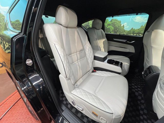 後部座席も気になるようなキズ・汚れやへたり等、大きなダメージはなく、良好な状態です。