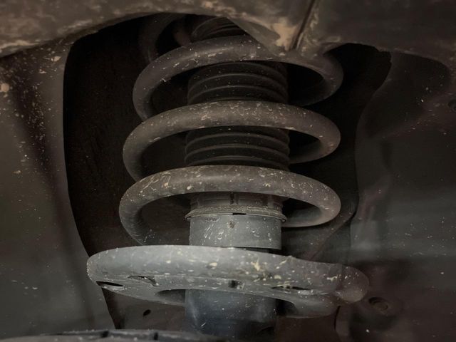 お車を安心してお乗りいただく為には、足回りの定期点検が欠かせません。サービスサポート（有償保証）では無料点検もご提供しており、安心のカーライフをお過ごしいただけるサポート体制が整っています。