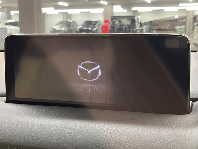 【10.25インチマツダコネクト】車内の雰囲気にマッチした大型ディスプレイ。スマホ接続でのナビ使用やBluetooth再生等、様々な機能が楽しめます。直感的なダイヤル操作が可能で、使い勝手も良好です。