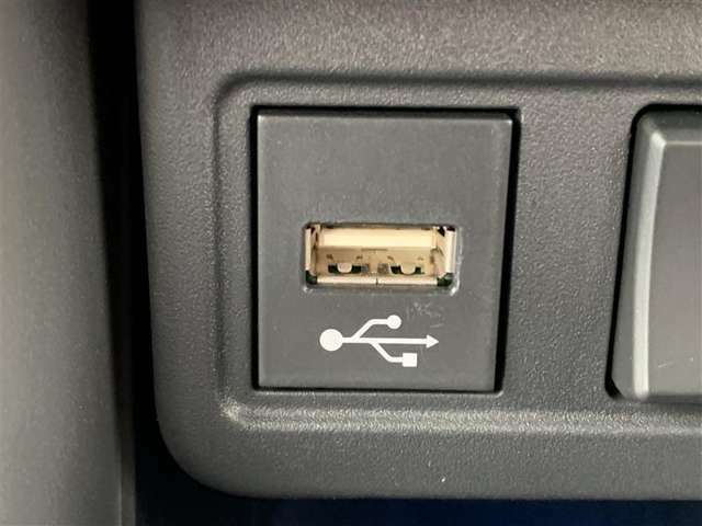 USBケーブルをつなげることによりアップルカープレイ、アンドロイドオートを使用することができます。