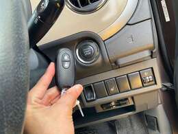 スマートキーのお車です☆スマートキーなのでカバンやポケットに入れたままでドアロックの開閉、エンジンの始動が出来ます！雨の日等にも便利な嬉しい装備☆