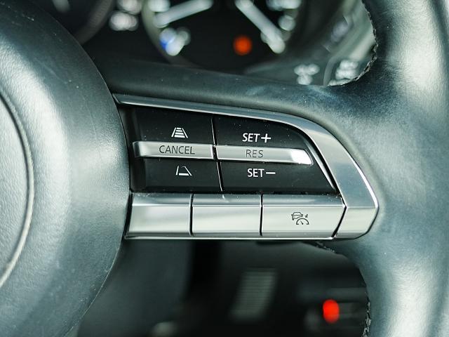 前走車両の速度に合せて、自車の速度を調整できる「MRCC（マツダレーダークルーズコントロール）」を装備しています。