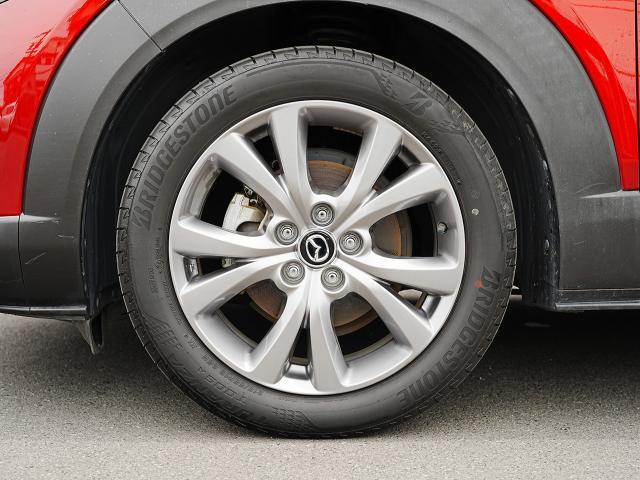 18インチ純正アルミホイールを装備。タイヤサイズは215/55R18となります。