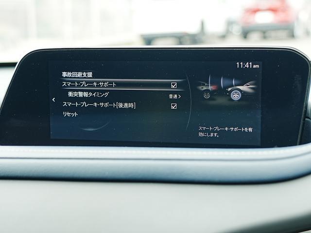こちらのお車には先進安全装備が多数搭載されています。衝突被害を回避あるいは軽減するためのブレーキや、後方死角からの接近警報、車線逸脱を防止する警報装置など、詳しくはスタッフまでお尋ねください。