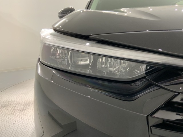 LEDヘッドライトは、点灯の瞬間から最大光量を発揮し、突然暗くなるトンネルなどでの安定感を高めます。