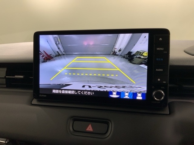リバースギアに入れるだけで後方の表示へ切り替わります。夜間や雨の日の駐車も楽になりますよ。