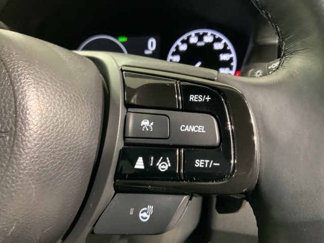 クルーズコントロールを装備しています。高速道路などで一定の速度で走ってくれるので運転が楽ですよ！速度を設定できますので、スピードの出しすぎにも注意できます。