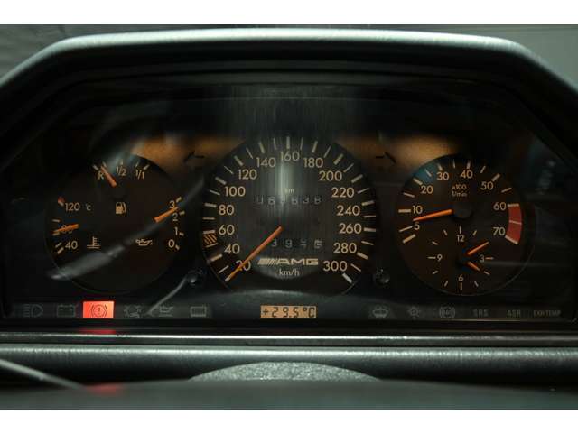ドライバーズシートに腰を落とせば、まず目に入るのはAMGの300km/hメーター。
