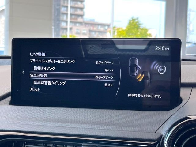 【レーンキープアシストシステム】高速道路走行時、車線からはみ出しそうな時にステアリングを制御し車線内を走行する様にアシスト。より安全な運転をサポートしてくれます！