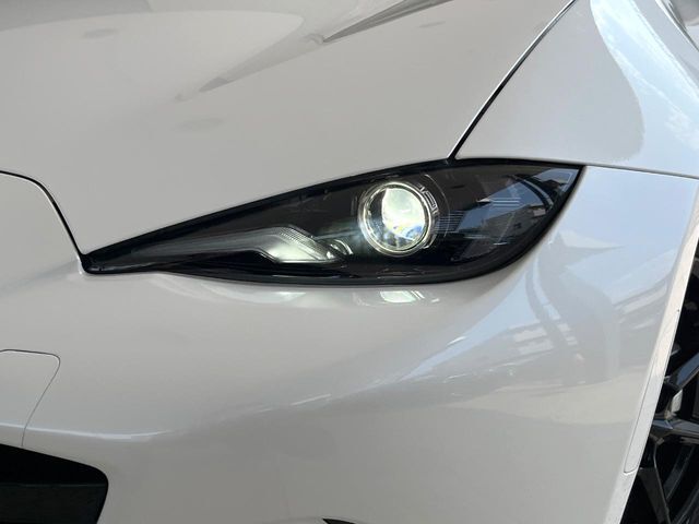 【LEDヘッドライト】悪天候や夜間走行時も良好な視界を確保し安心して運転できる高輝度LEDヘッドライトを装備！点灯速度が早く、消費電力も抑えられています。