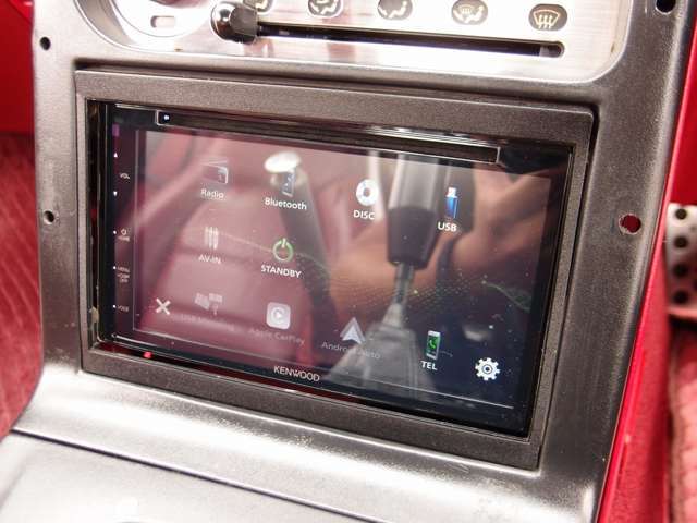 ケンウッド製CarPlayオーディオ取付け。Bluetooth接続も可能となる高性能モデル。ご希望に応じてスピーカー交換やサブウーハー取付けなどのオーディオカスタムも可能です。お気軽にご相談下さい