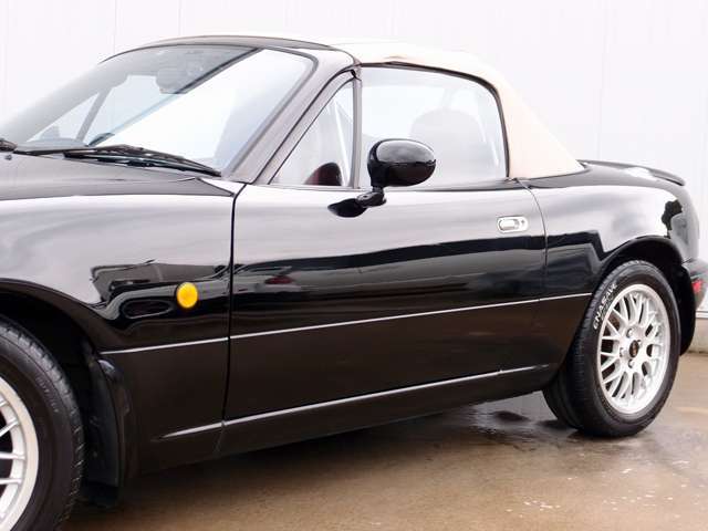 タイミングベルト　81，032km時交換済み/トランクスポイラー/社外スピーカー/スピンターンノブ/赤レザーシート/社外LEDマーカー/ガラス幌/コムテックドラレコ/TOMEIシフトノブ/タワーバー