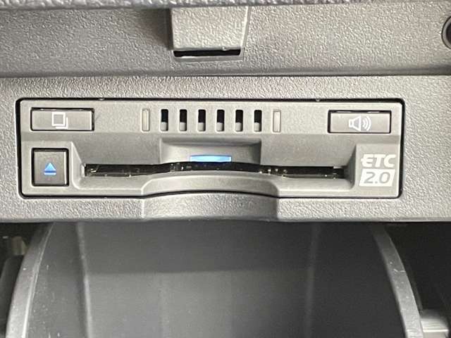 【ETC】有料道路を利用する際に料金所で停止することなく通過できる、ETC車載器（ノンストップ自動料金収受システム機器）が装備されています。セットアップを行うことで利用可能になります。