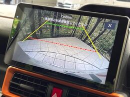 【バックカメラ】駐車時に後方がリアルタイム映像で確認できます。大型商業施設や立体駐車場での駐車時や、夜間のバック時に大活躍！運転スキルに関わらず、今や必須となった装備のひとつです！
