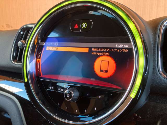 LIBERALAは輸入車と本を愛される方々に少しだけ上質な時間が過ぎていくように、落ち着きのある空間をご用意しております。あなたにぴったりな少しハイセンスな図書館に遊びにいらしてください。