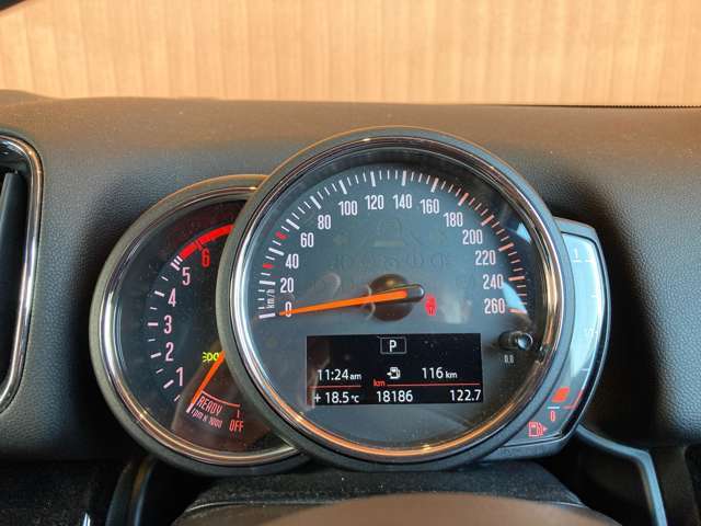 全車、納車日からのあんしん保証付き（部分保証、輸入車1ヶ月、国産車3ヶ月）。中古車は不安というお客様の声にお応えし、あんしんの保証を実現致しました。