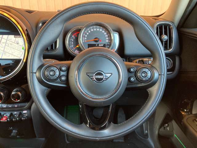 ご来店が難しいお客様でもご安心下さい、店頭在庫でしたらテレビ電話などを使いお車の詳細をご説明させて頂く事も可能でございます。当店スタッフが真心込めてご対応させて頂きます。