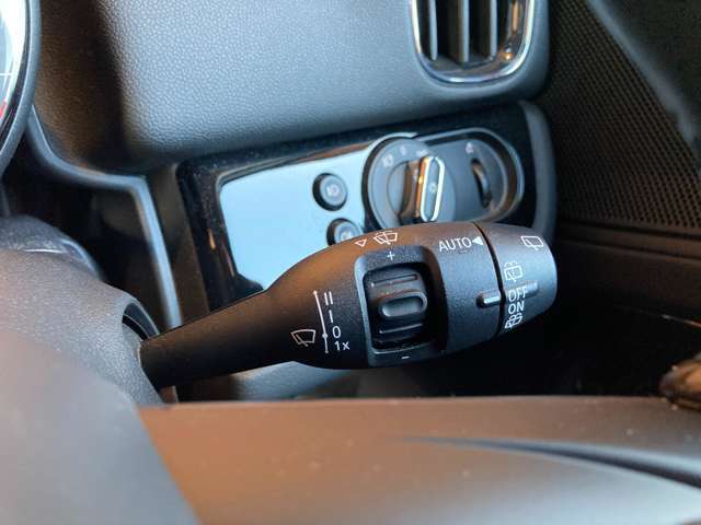 輸入車ディーラー採用のドライブレコーダーも選べます。万が一の事故の際のお守りとしていかがでしょうか？その他様々なオプションをご用意しております。