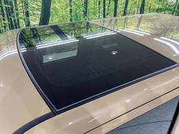 【ガラスルーフ】ガラスルーフ搭載で車内の解放感が一気にアップ！開放的なドライブをお楽しみいただけます。