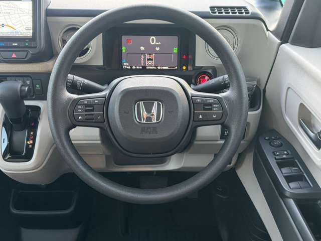 運転中でも操作し易いように、ステアリングには、オーディオのリモコンスイッチ、メーターの操作スイッチやホンダセンシングの機能、クルーズコントロールとLKASの操作スイッチ等が装着されています。