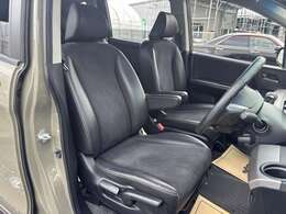 【運転席】内装クリーニングを徹底して行なっております。掃除機、スチーム、オゾン脱臭機など様々な機材を使用しています。オプションカスタムも多数ご用意しております。