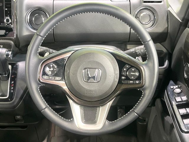 インテリアに合わせたデザインのステアリングは、運転される方のことも考え、運転しやすい形状、大きさです。是非一度、実際に触ってお確かめください。