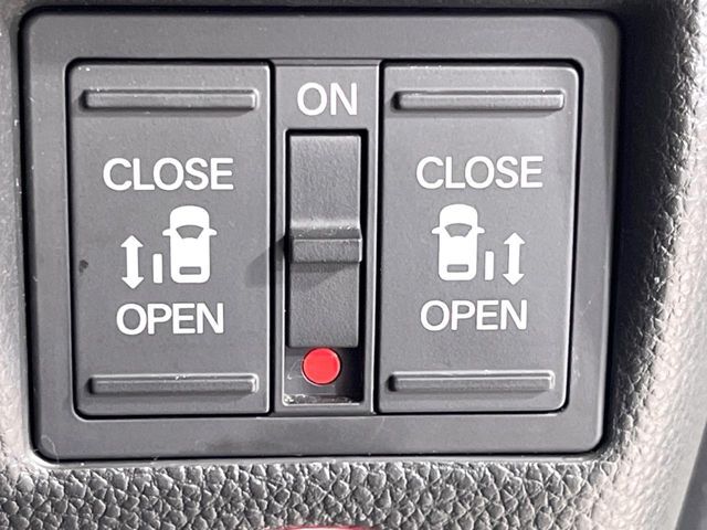 【両側パワースライドドア】スマートキーや運転席のスイッチで後席両側スライドドアの開閉が可能♪電動だから力を入れてドアを開ける必要が無く、小さなお子様でも簡単に開け閉めでき快適です♪