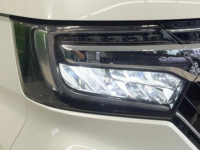 【LEDヘッドライト】悪天候や夜間走行時も良好な視界を確保し安心して運転できる高輝度LEDヘッドライトを装備！点灯速度が早く、消費電力も抑えられています。