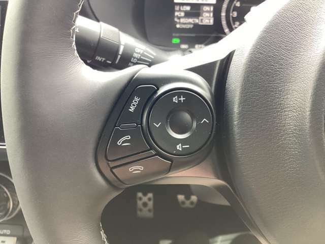 ナビリモコンがあれば運転中の操作時に、ハンドルから手を放しません！安全です。