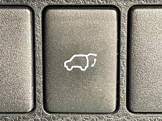 【パワーテールゲート】荷物を抱えた状態でもリアゲートの開閉が可能です！お買い物時やアウトドアの際に役立ちますね。