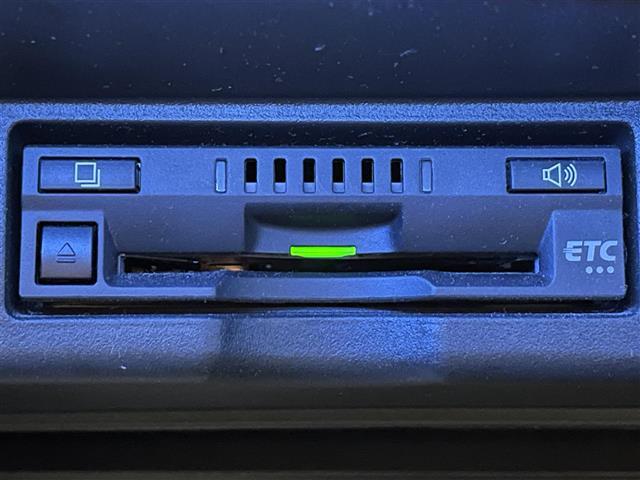 【ETC】有料道路を利用する際に料金所で停止することなく通過できる、ETC車載器（ノンストップ自動料金収受システム機器）が装備されています。セットアップを行うことで利用可能になります。