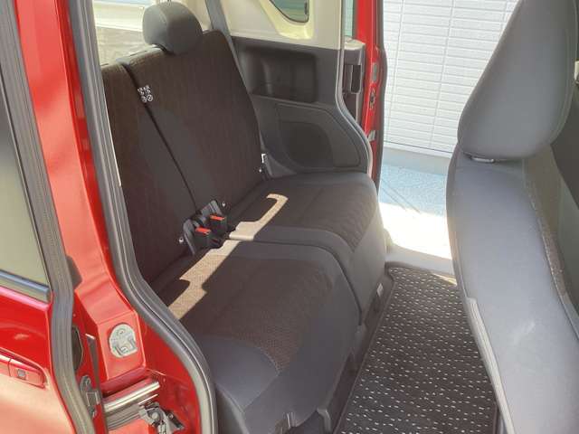 奥様、ご友人、お子様が乗られてもきっとご満足頂けるゆとりと、乗り心地を実現した後部座席！