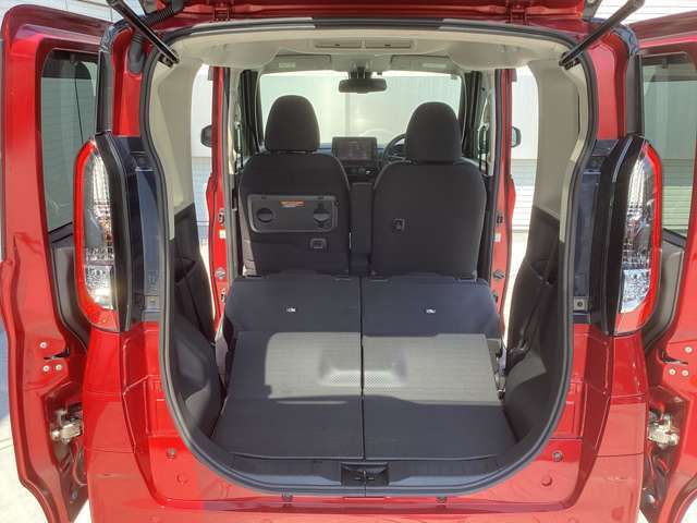 後席シートをアレンジすれば大きな荷物や長尺の荷物も積み込めそうだ！