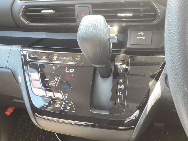 インパネシフトな分足元広々！ハンドルからも近いので操作しやすくて、シフトポジションも把握しやすい！