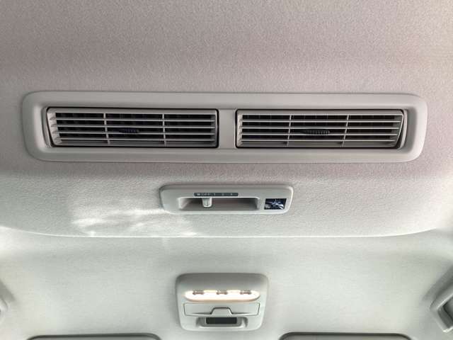 エアコンの風を後席にもお届け！後ろの方もより快適に過ごすことができるリヤサーキュレーター！プラズマクラスターもついています！