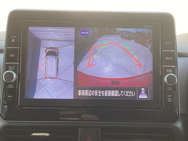 全方位モニターは4つのカメラで捉えた映像を合成して真上からの映像に見せて表示します。駐車場の白線も映るので真っすぐ駐車もしやすいですよ！
