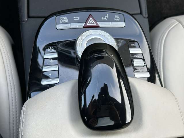 ウインカー・ワイパーレバー：ウインカーは上下に、ワイパーはレバーの先端を回すことで切り替えが可能。ウォッシャー液を使用したい場合は先端のボタンを強く押せば作動します。