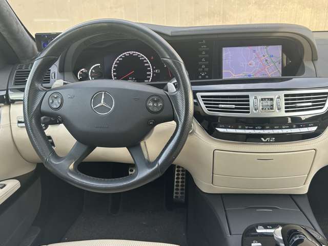 乗り込んだ瞬間、そのパフォーマンスを予感させるインテリア。