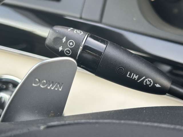 乗り込んだ瞬間、そのパフォーマンスを予感させるインテリア。